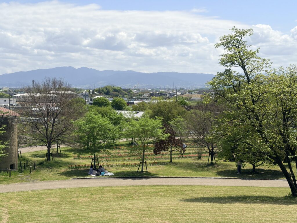 馬見丘陵公園の古墳丘から眺める大和の山並み