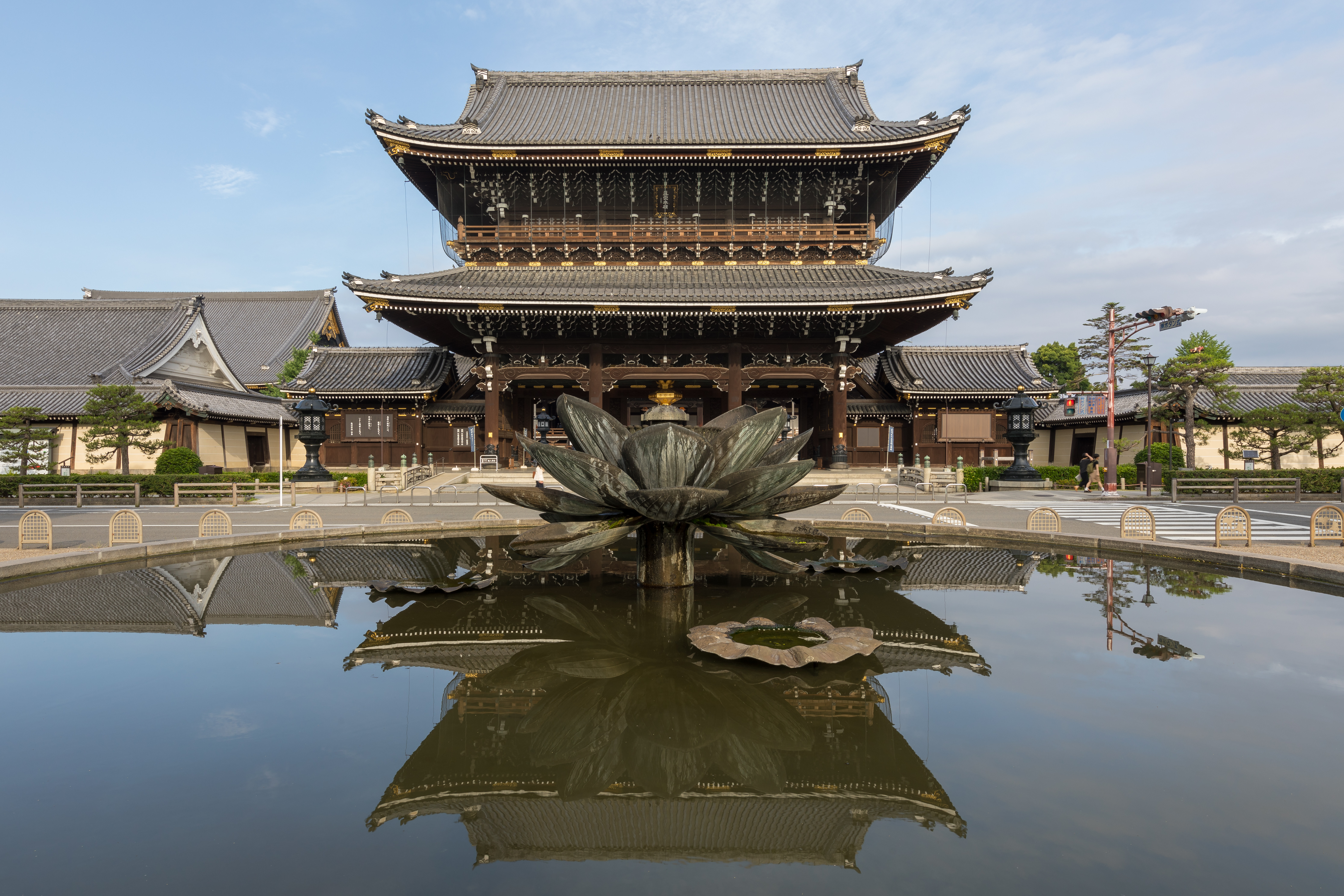東本願寺・御影堂門と水鏡の風景