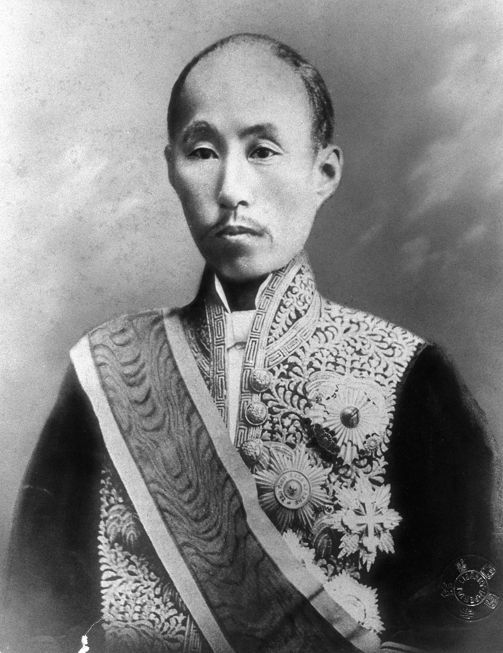 三条実美の肖像写真(明治期・正装)