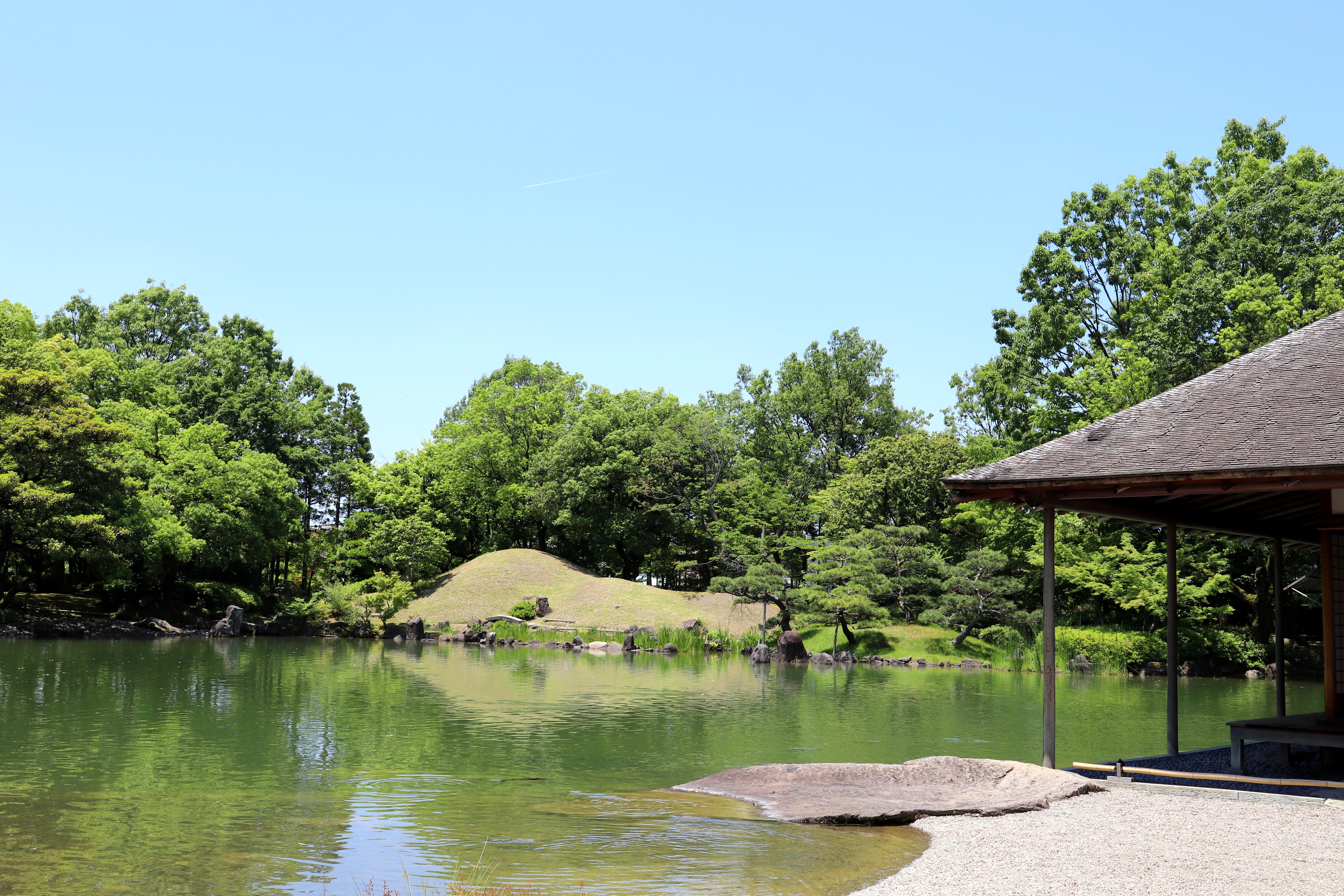 福井市・養浩館庭園の池と築山