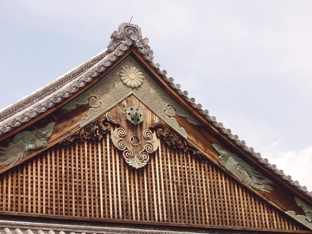 二条城・屋根の菊の御紋